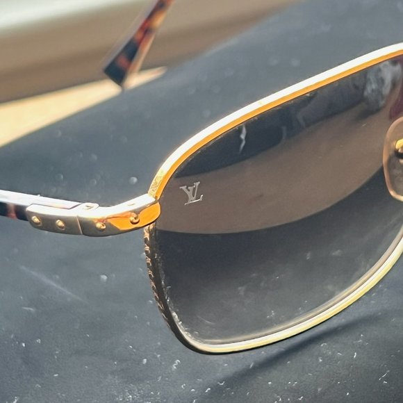 Louis Vuitton (LV) Gold Sunglasses - Picture 3 of 12